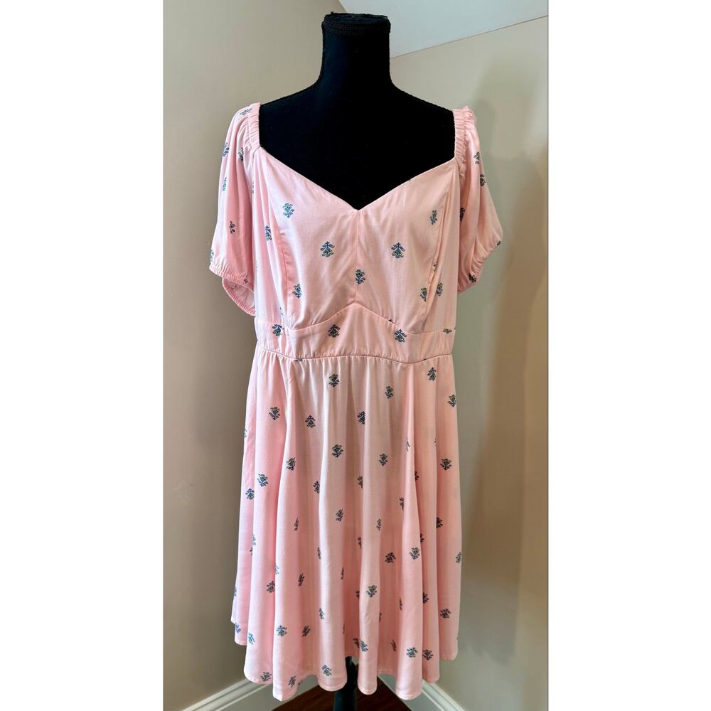 Torrid Mini Stretch Challis Sweetheart Skater Dress
Excellent Condition, Size 1 - Picture 4 of 9